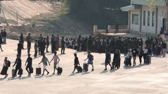 म्यान्मारको करेन प्रान्तमा सञ्चालित विभिन्न 'स्क्याम सेन्टर'बाट उद्धार गरिएका मानिसहरू