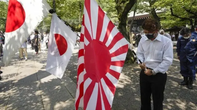የጃፓንን ሰንደቅ አላማ የያዙ ሰዎች 