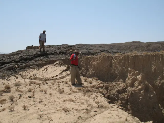 Dois cientistas analisam falha no deserto da Etiópia