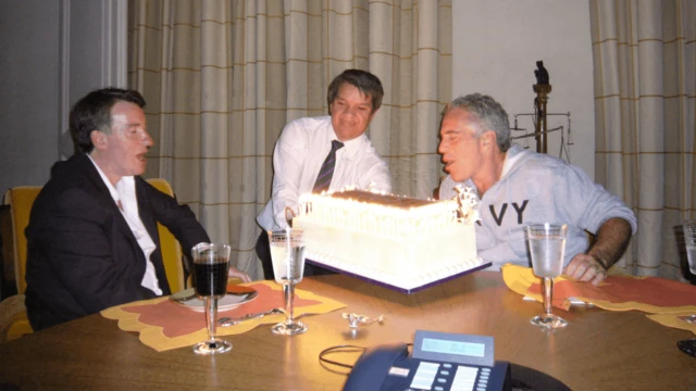 Mandelson junto a Epstein en una reunión soplando la vela de una torta de cumpleaños.