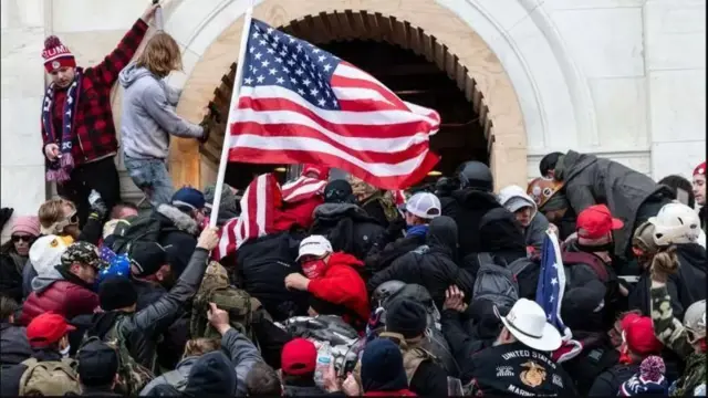 ক্যাপিটল হিলে দাঙ্গার ছবি 