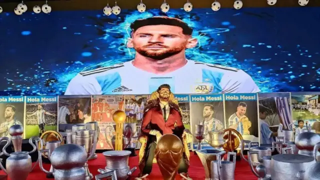 عکسی از موزیم مسی، ماکت او و ماکت جوایزش در هند