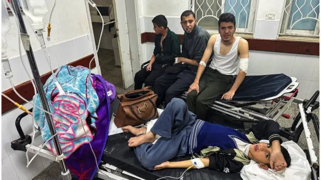 فتى فلسطيني يتلقى العلاج من التهاب المعدة والأمعاء في مستشفى في رفح