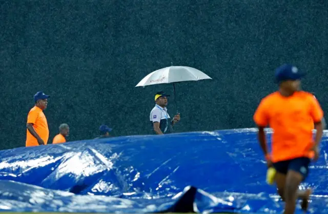 बारिश से रुका मैच