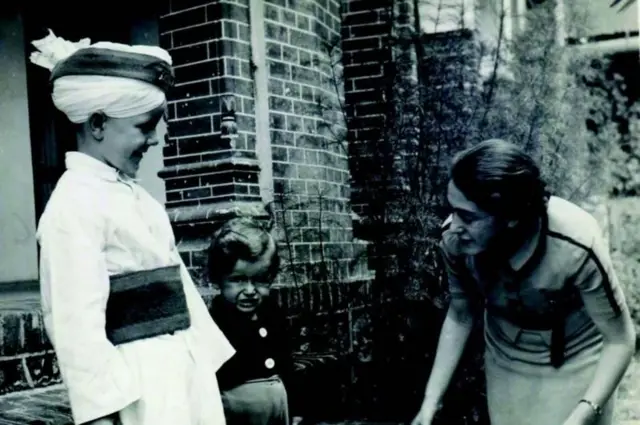 पुरंदर येथील नजरकैद शिबिरात लूसी आणि अ‍ॅलेक्स वाचस्लर