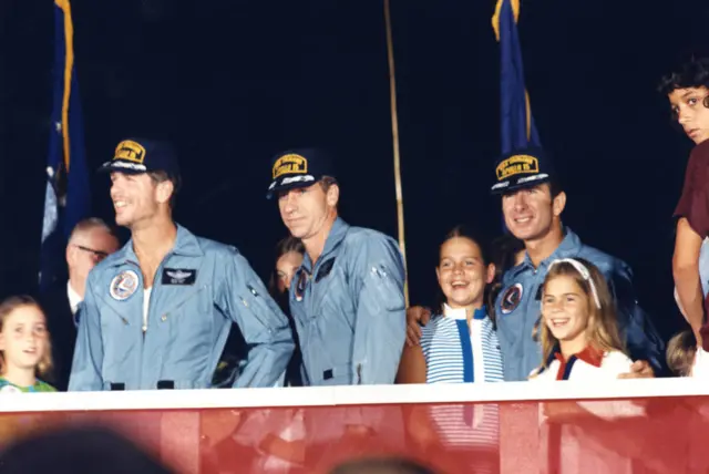 (डावीकडून) डेव्हिड स्कॉट, अल्फ्रेड वॉर्डन आणि जेम्स अर्विन