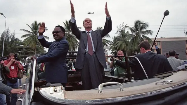 I Libreville muri Gabon mu 1995, umukuru w'igihugu ico gihe Jacques Chirac ari mu rugendo muri Gabon, i buryo bwiwe, Perezida wa Gabon ico gihe, Omar Bongo