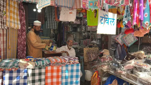  मुस्लीम व्यक्तीचे कपड्याचे दुकान