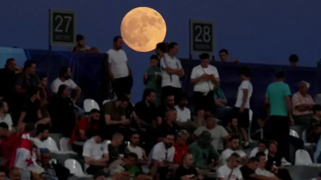 জর্জিয়ার কুটাইসির আকাশে পূর্ণিমার চাঁদ উপেক্ষা করে খেলা দেখছেন দর্শকরা
