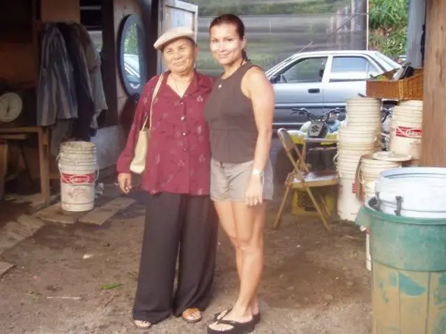 Bà Goldberg (phải) và mẹ ruột, ảnh chụp cách đây hơn 20 năm