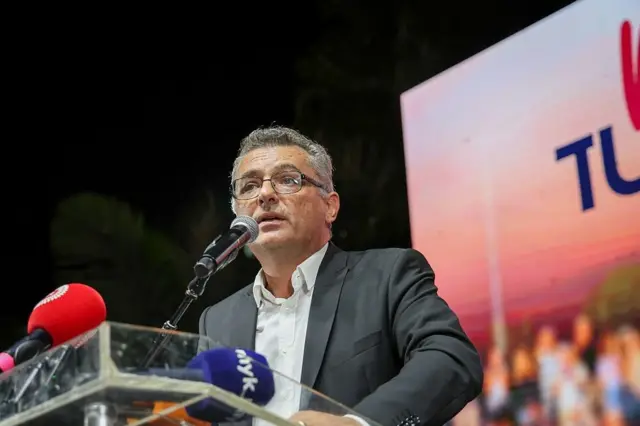 Erhürman kürsüde konuşuyor.