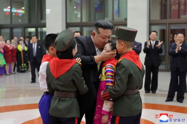 Kim Jong-un et des enfants
