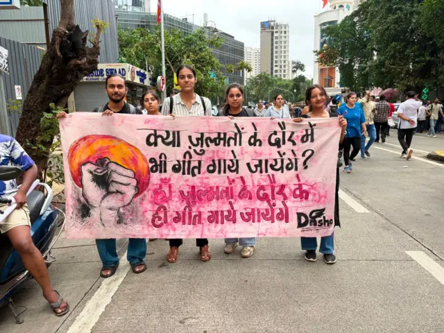 मुंबईतील आंदोलनात सहभागी झालेली तरुणाई.