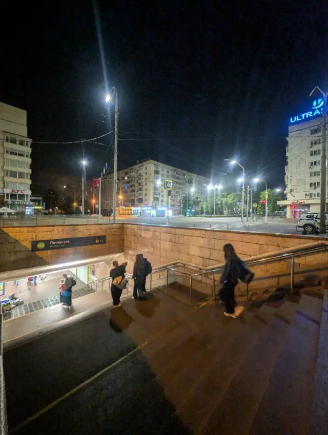 Люди спускаются в метро, Киев