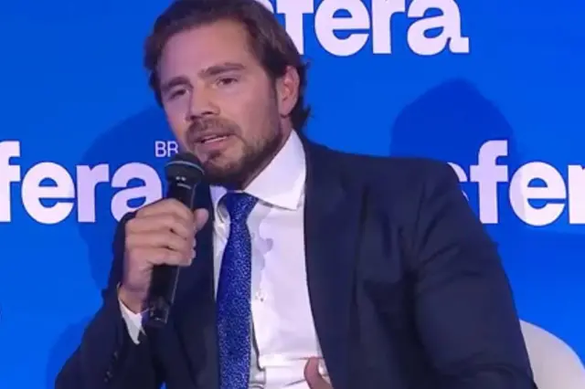 Daniel Vorcaro falando em evento  Esfera Brasil no YouTube