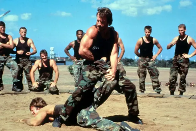 Chuck Norris aux prises avec un membre d'une escouade militaire dans une scène du film « Delta Force 2 », en 1990. 