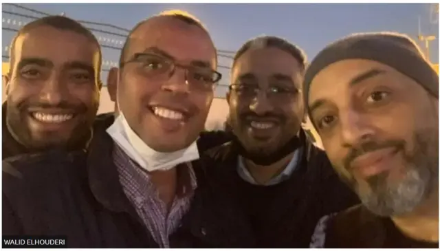 Walid Elhouderi (kulia) anaonekana akiwa na kaka yake na binamu zake kufuatia kuachiliwa kwake