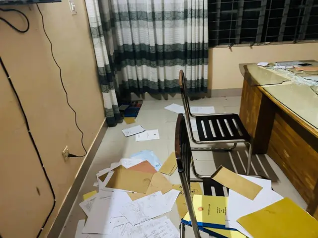 থানায় ভাঙচুর চালানো হয়।