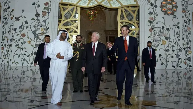 রিচার্ড ওলসন (ডানে) যুক্তরাষ্ট্রের কূটনীতিতে অনেক বড় বড় দায়িত্ব পালন করেছেন