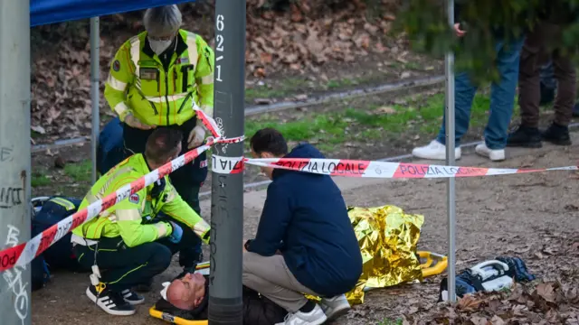 Працівники екстрених служб надають допомогу постраждалим на місці аварії