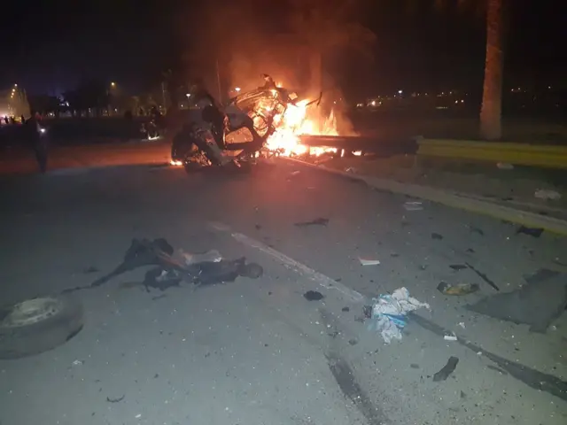 یکی از تصاویری که از خودروی حامل قاسم سلیمانی بعد از حمله منتشر شد