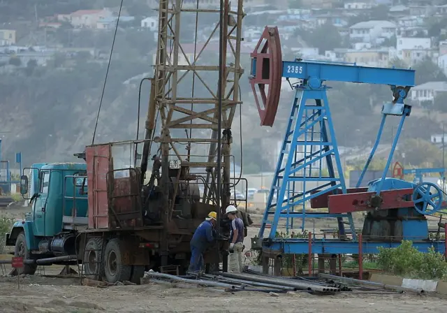Bakı yaxınlığında quruda neft çıxarılması