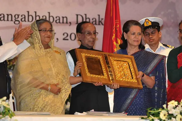 ২০১১ সালের ২৫ জুলাই বঙ্গভবনে এক সংবর্ধনা অনুষ্ঠানে ভারতের সাবেক প্রধানমন্ত্রী ইন্দিরা গান্ধীর পুত্রবধূ সোনিয়া গান্ধী (ডানে), তৎকালীন রাষ্ট্রপতি জিল্লুর রহমান (মাঝে) ও বাংলাদেশের তৎকালীন প্রধানমন্ত্রী শেখ হাসিনা (বামে)।