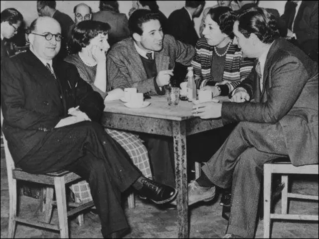 BBC Türkçe çalışanları, yemekhanede sohbet ediyor. Soldan sağa: M.Refik Refiğ, Fatma Mansur, Sabih Aykoler, Mübeccel Argun ve Feyyaz Fergar. (1951)