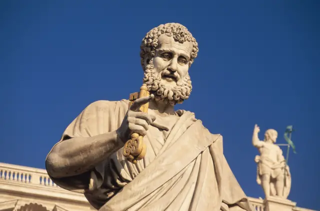 Estátua de homem segurando chave