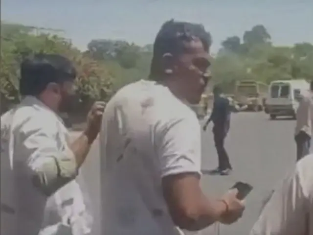 বিধ্বস্ত বিমান থেকে বেরিয়ে আসার পর হেঁটে যাচ্ছেন মি. রমেশ, তার পিঠে হাত রেখে পাশ দিয়ে হেঁটে যাচ্ছেন একজন 