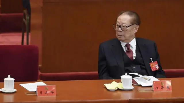 2017 年,江泽民出席中共十九大开幕式,旁边是习近平的空座