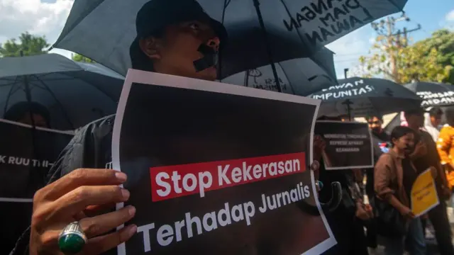 Komite Keselamatan Jurnalis menggelar aksi unjuk rasa di halaman Mapolda Sumatera Utara, Medan, Kamis, 25 Juli 2024.