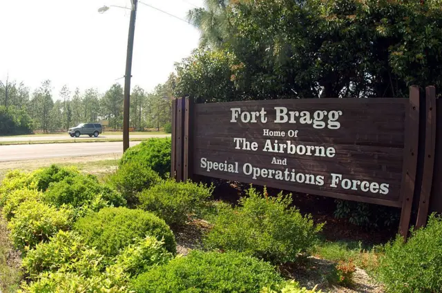 Fort Bragg, situé dans l'État de Caroline du Nord, est l'une des plus grandes bases militaires des États-Unis.