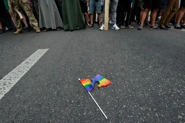 Cờ LGBT bị đốt trong biểu tình phản đối Gay Pride parade ở Kyiv (2019) 