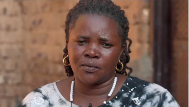 Mary Masika tó ń gbé níwájú ilé ẹ̀kọ́ náà 