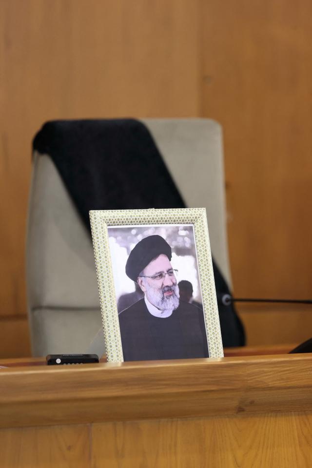 صورة الرئيس الإيراني الراحل إبراهيم رئيسي تظهر خلال مجلس الوزراء الحكومي الإيراني في طهران