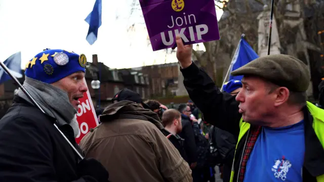 بگومگوی موافقان و هواداران برگزیت در نزدیکی پارلمان بریتانیا، ۱۲ مارس ۲۰۱۹