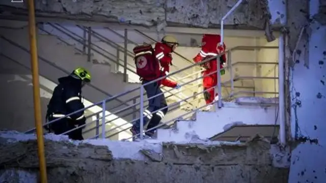 Рятувальники у будівлі в Одесі, що постраждала внаслідок атаки