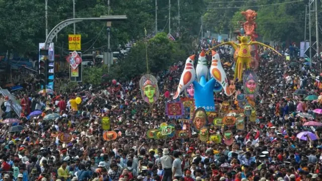 ১৯৮৯ সাল থেকে পয়লা বৈশাখে বর্ণাঢ্য শোভাযাত্রা বের করছে ঢাকা বিশ্ববিদ্যালয়ের চারুকলা অনুষদ