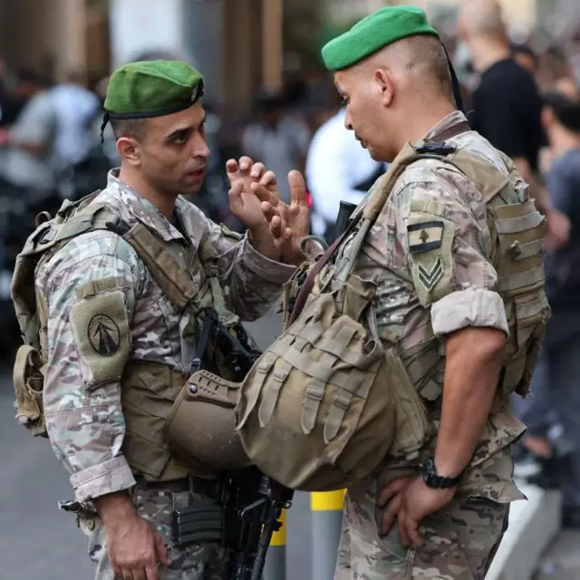 लेबनान में धमाकों के बाद बेरूत के एक अस्पताल के बाहर लेबनानी सुरक्षाकर्मी