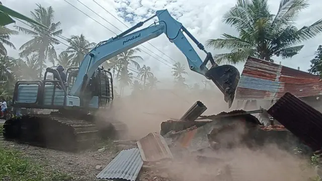 Rumah yang warga bangun dengan hasil jerih payah selama bertahun-tahun porak-poranda digilas ekskavator tanpa ampun.