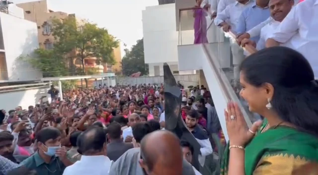 తన నివాసం వద్ద మద్దతుదార్లతో కవిత