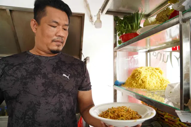 Takaran rempah yang sesuai dan waktu memasak yang tepat, kata Iswadi, menjadi kunci untuk menghasilkan masakan mie Aceh yang nikmat.