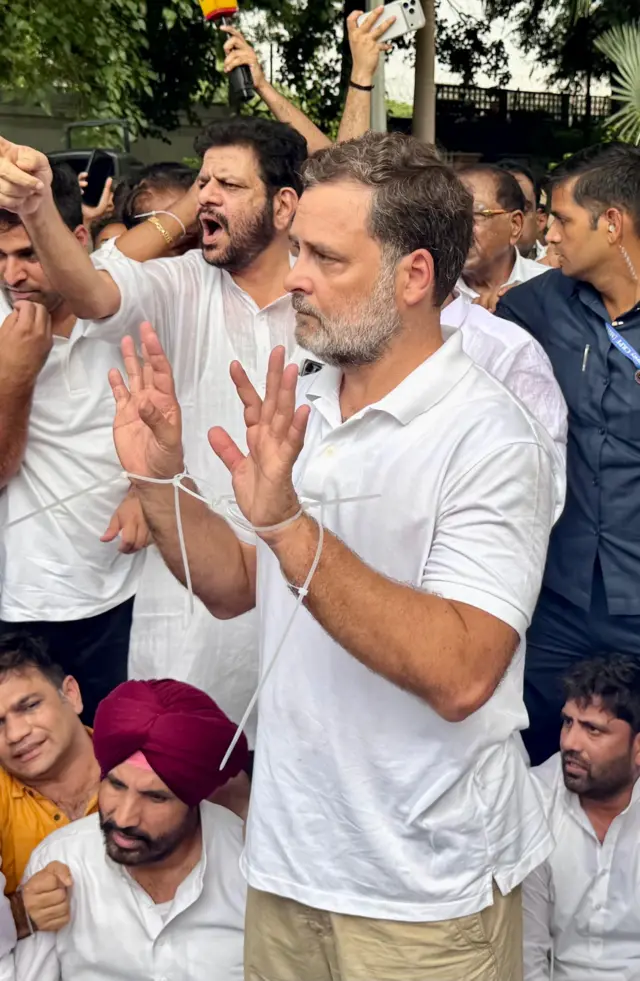 राहुल गांधी के नेतृत्व में कांग्रेस सांसद 7 लोक कल्याण मार्ग पहुंचे हैं