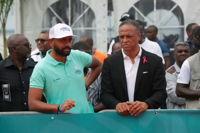 Noureddin Bongo Valentin (G), le fils aîné du président gabonais Ali Bongo Ondimb, et Frank Nguema (D), le ministre gabonais de la Culture et des Sports.