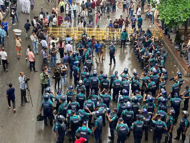 শাহবাগে ব্যারিকেড দিয়ে অবস্থান নিয়ে পুলিশ