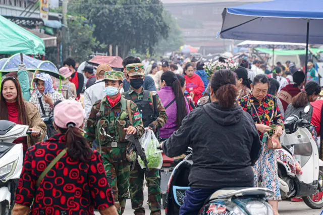 တအာင်းတပ် TNLA တပ်ဖွဲ့ဝင်တွေကို နမ့်ခမ်းမြို့ပေါ်မှာ နိုဝင်ဘာ ၁၀ ရက်နေ့က တွေ့ရစဉ်