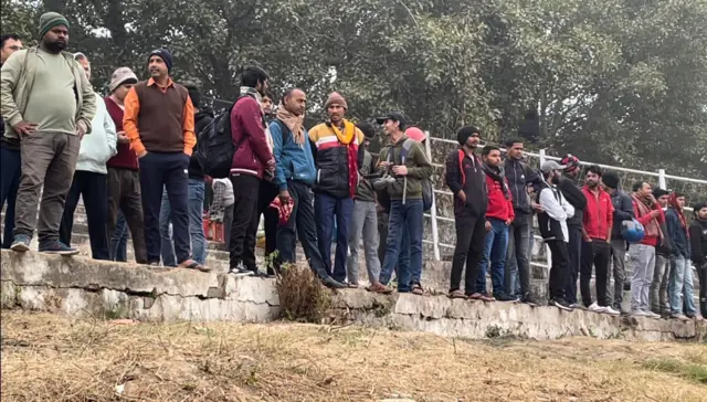 मोइनुल हक़ स्टेडियम में मैच देखने पहुँचे दर्शकों के बैठने के लिए उचित जगह भी नहीं है.