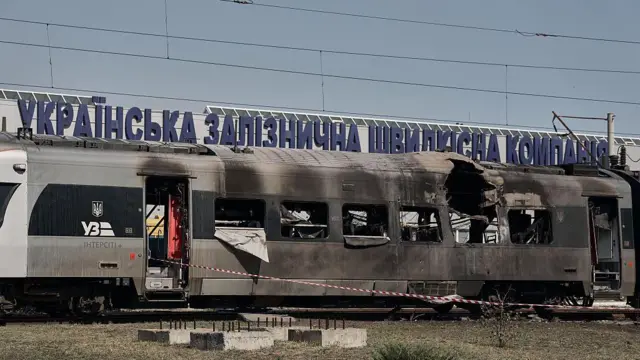Потяг Інтерсіті, пошкоджений у депо в Київі під час російського обстрілу 28 серпня. 