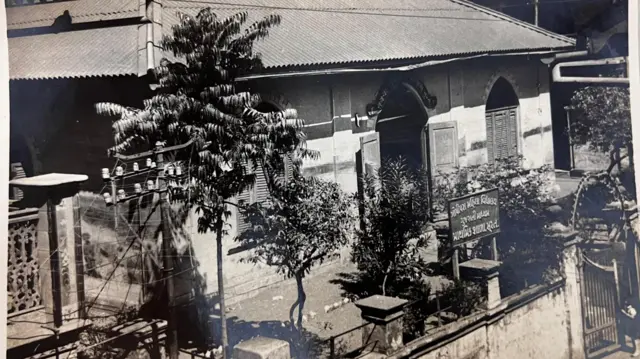 દાનમાં આપેલી જમીન પર સાલ 1862માં શાળાનું નિર્માણ કરવામાં આવ્યું હતું